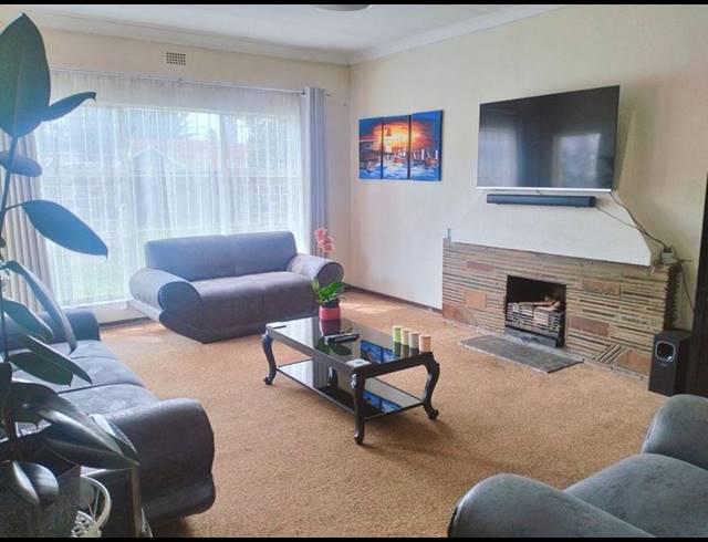 3 BEDROOM HOUSE FOR SALE IN BERTON PARK